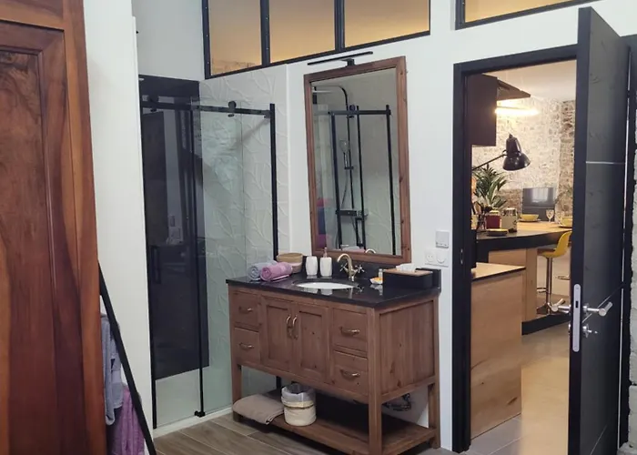 Loft D'artiste Atypique, Climatise,90 M2 , Hypercentre Arenes 6 Pers Daire *