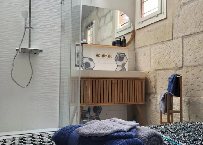 Loft D'artiste Atypique, Climatise,90 M2 , Hypercentre Arenes 6 Pers *